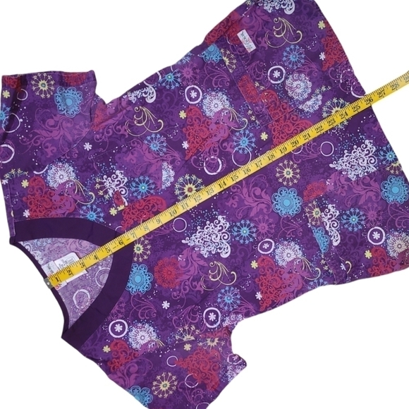 UA Abstract Whimsical V Neck Scrub Top Purple Multi Color Size Medium - Picture 9 of 11
